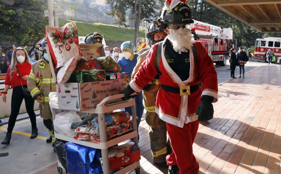 un vigili del fuoco a bogot vestito da babbo natale (ansa due)