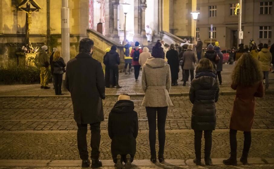 una messa all aperto a praga (ansa divisek)