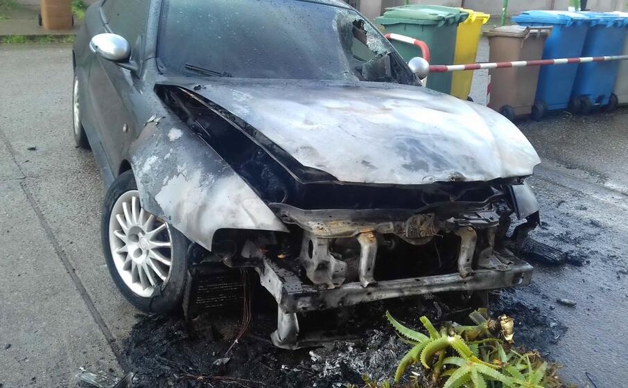 l auto bruciata (foto l unione sarda scano)