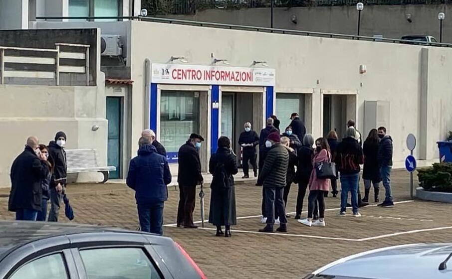 la fila questa mattina nel cortile del centro servizi tributi di cagliari (foto l unione sarda madeddu)