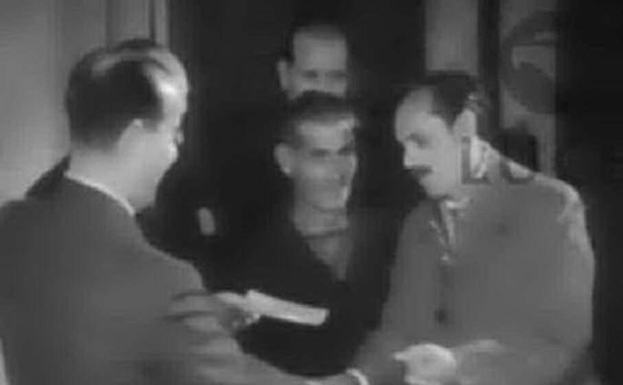 giovanni mannu riceve l assegno (foto tratta dal cinegiornale settimana incom)
