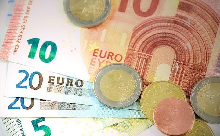 inizialmente aderirono alla moneta unica 11 paesi tra cui l italia