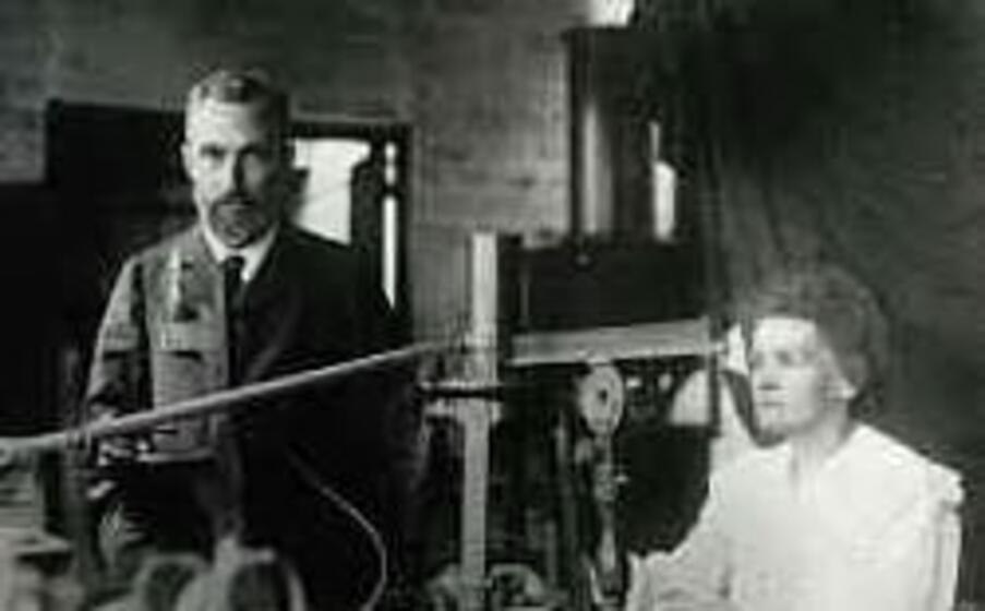 marie e pierre curie al lavoro in laboratorio (foto ansa)