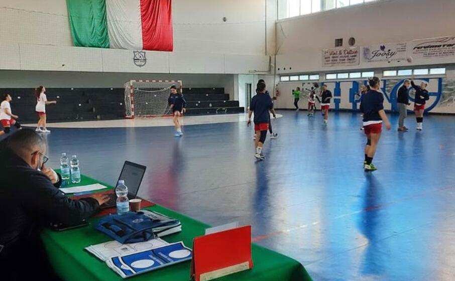 squadre in campo alla polivalente di nuoro (foto chessa)