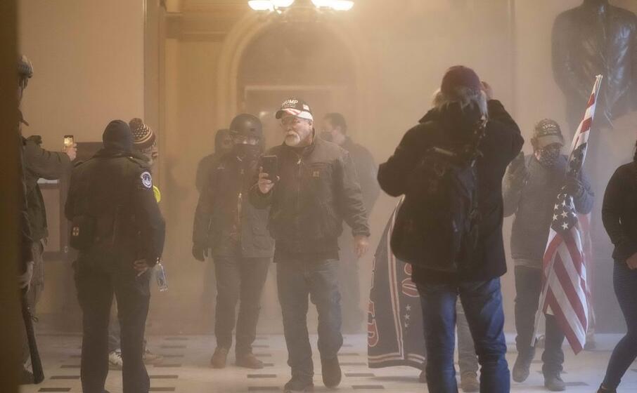 la polizia ha usato lacrimogeni