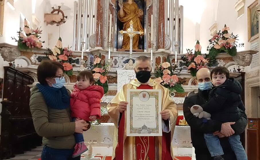 la consegna della pergamena (foto pinna)