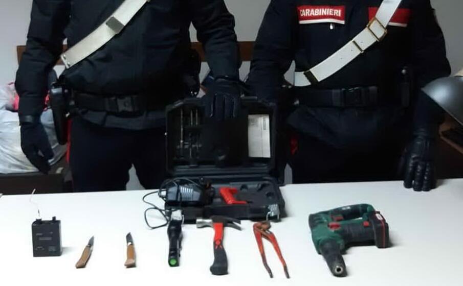 gli attrezzi sequestrati (foto carabinieri)
