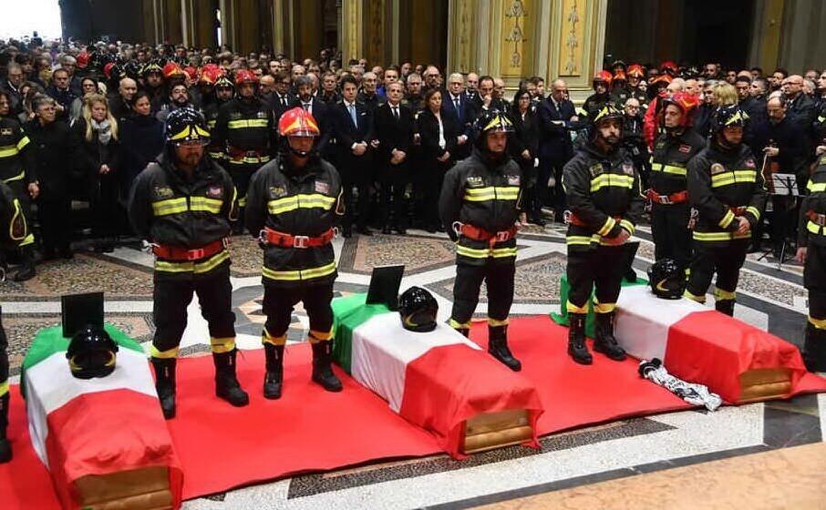 il funerale dei tre vigili del fuoco (archivio l unione sarda)