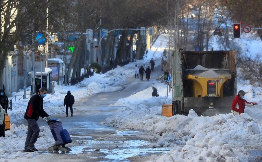 neve a madrid (foto ansa epa)