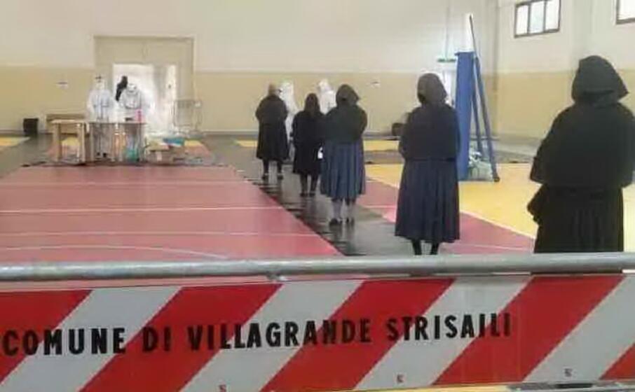 anziane in fila a villagrande per lo screening sardi e sicuri (foto fabio floreddu)