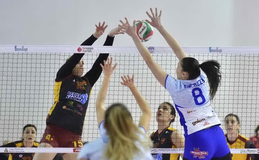 il capitano dell hermaea olbia jenny barazza a muro contro roma (foto luigi canu)
