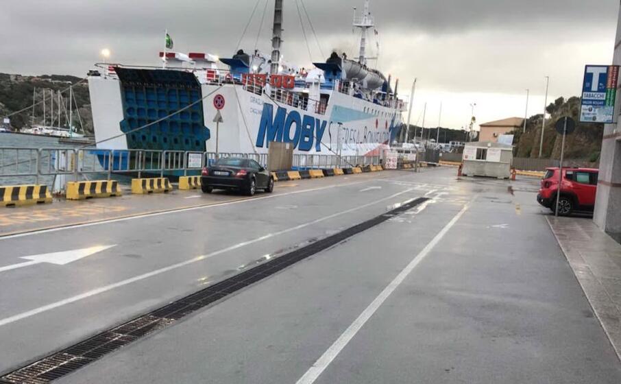 il traghetto della moby fermo in porto a santa teresa (foto busia)