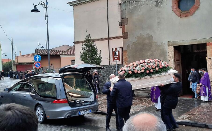 la bara bianca lascia la chiesa di ollastra (foto sanna)