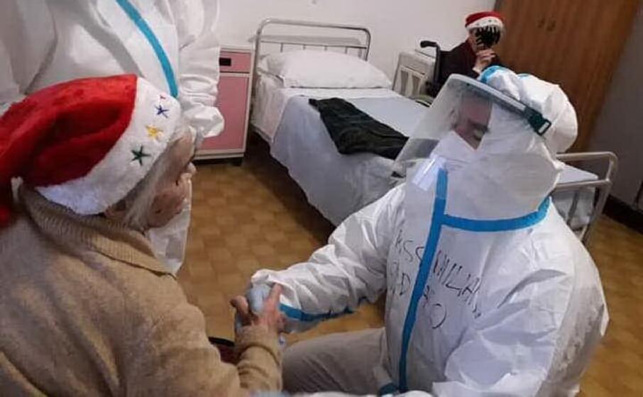 la visita del sindaco agli anziani (foto sirigu)