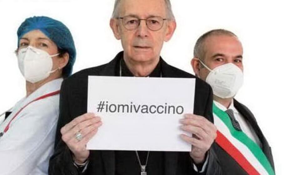 particolare dall immagine di copertina con monsignor mura (foto via ansa)