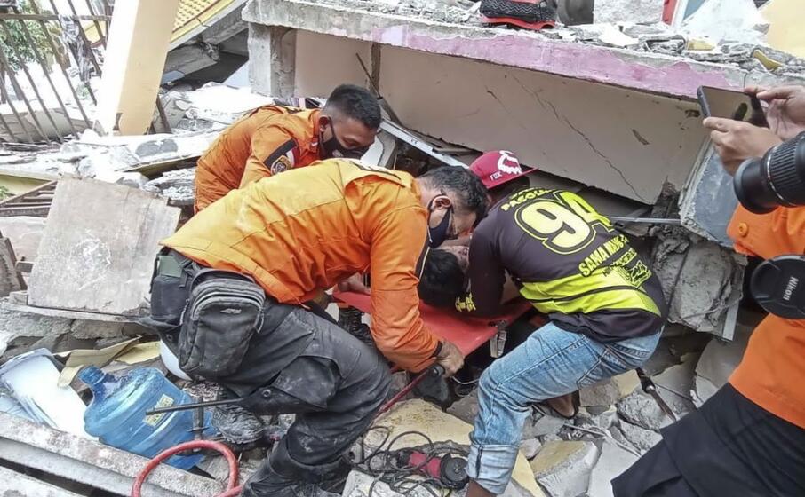 soccorritori al lavoro in indonesia (foto ansa epa)
