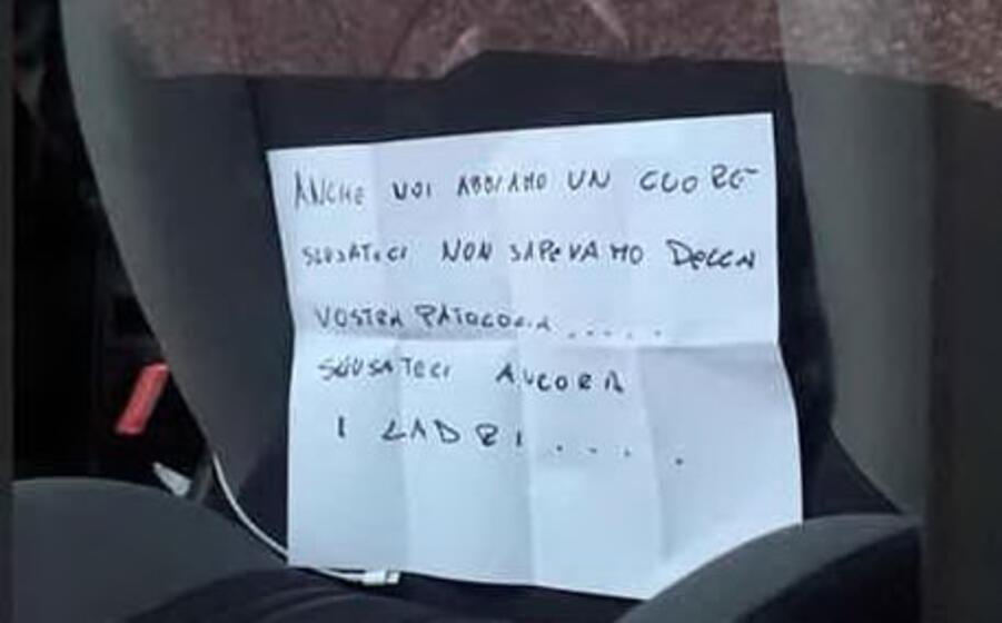 il bigliettino (ansa)