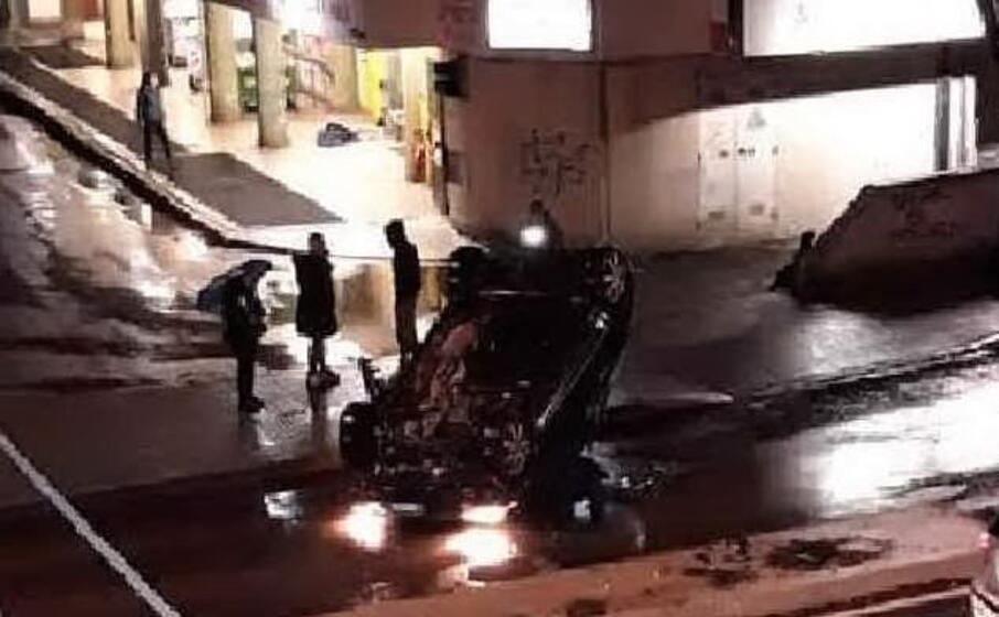 l auto ribaltata in via poligono (l unione sarda tellini)