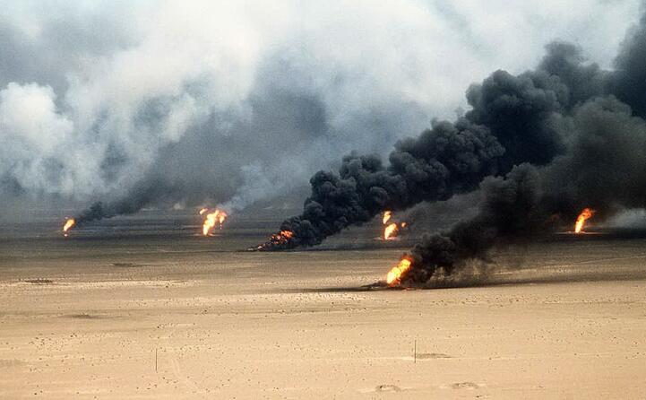 l incendio di pozzi petroliferi a kuwait city
