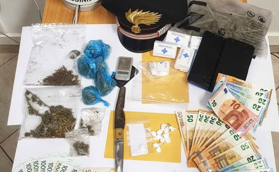 la droga e i soldi sequestrati (foto a serreli)