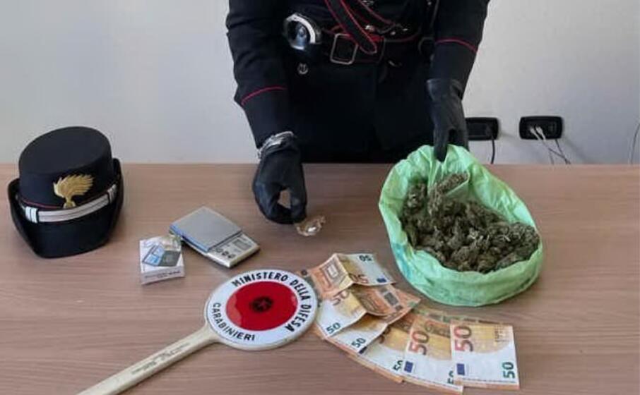 la droga sequestrata (foto carabinieri)