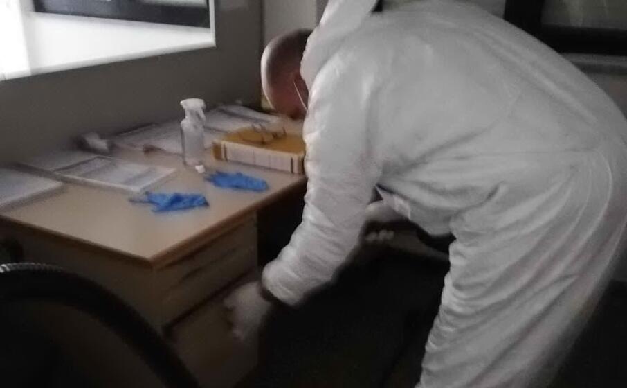 un operatore impegnato nella sanificazione delle scuole di cardedu (l unione sarda secci)