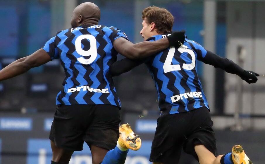 barella e lukaku esultano dopo il raddoppio del centrocampista sardo (ansa)