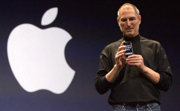 il fondatore della apple costretto a lasciare il suo ruolo di ceo