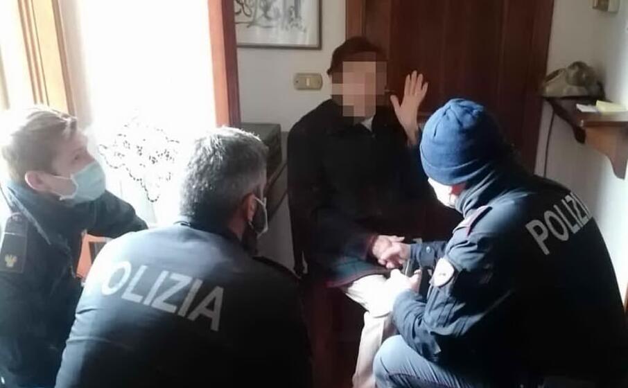 la donna assieme agli agenti (foto polizia di stato)