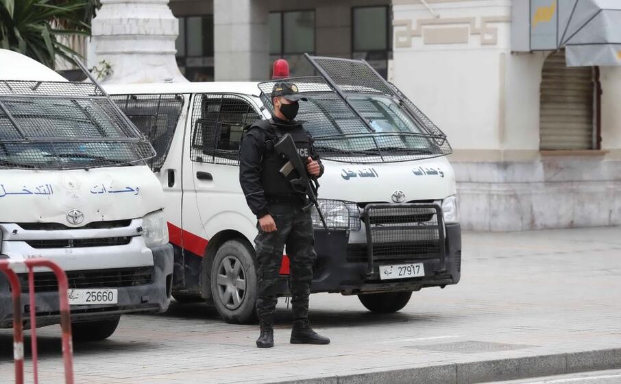 polizia a tunisi (ansa)
