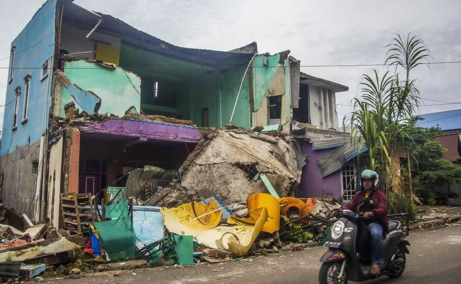 un edificio crollato per il terremoto (ansa)