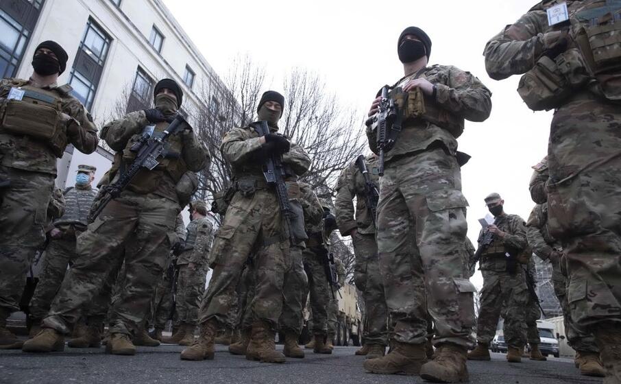 le forze di sicurezza in campo a washington (ansa)