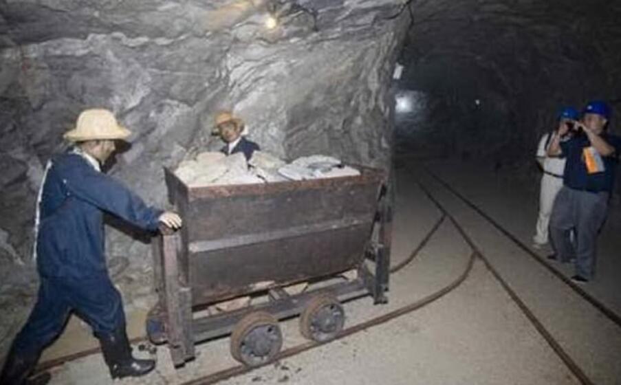 minatori in cina (foto ansa epa)