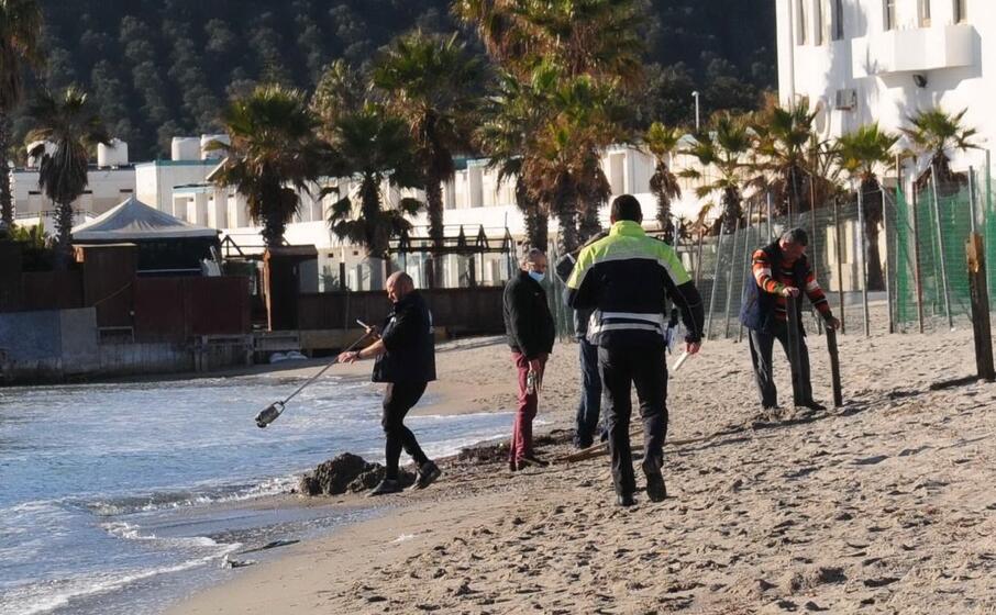 vigili al poetto fanno rimuovere i pali (foto piras)