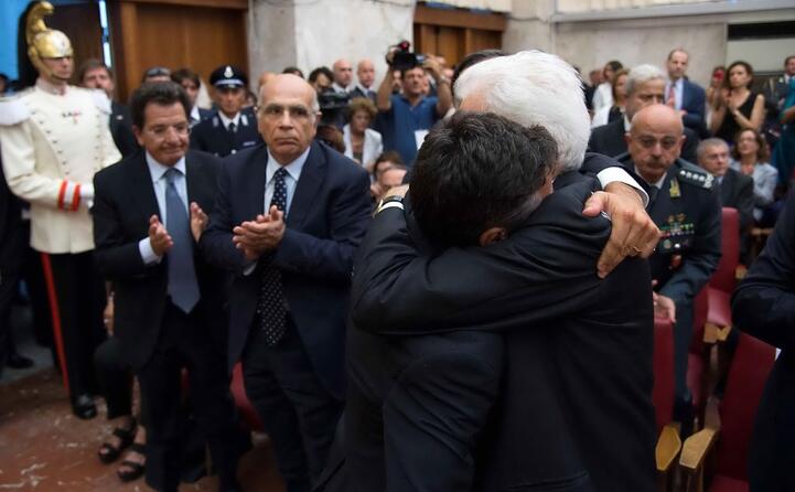 l abbraccio tra manfredi figlio del giudice borsellino e il presidente sergio mattarella