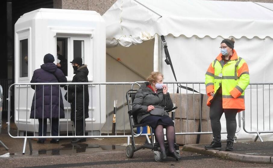 un centro vaccinale a londra (ansa)