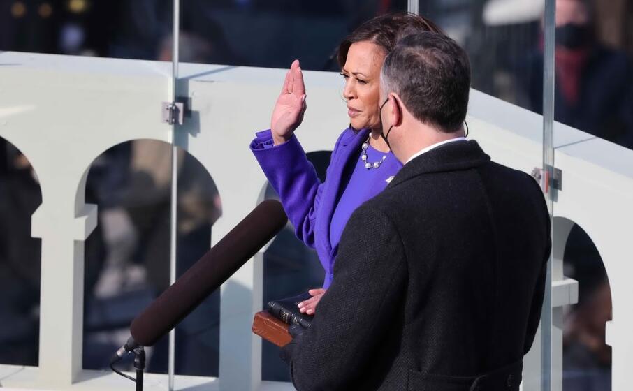 il giuramento di kamala harris