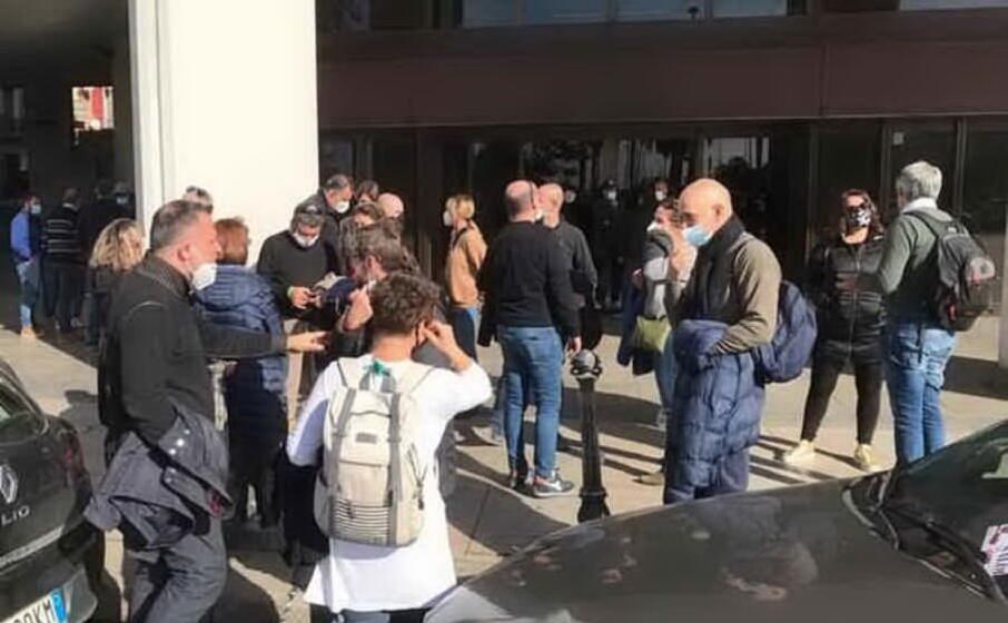 il presidio fuori dal consiglio regionale (ansa)