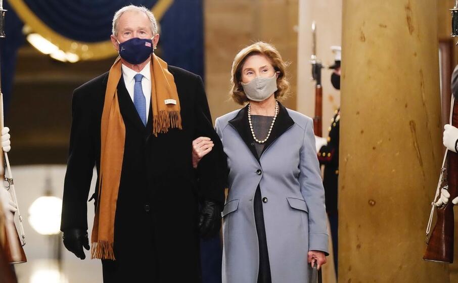 l ex presidente bush e la moglie laura