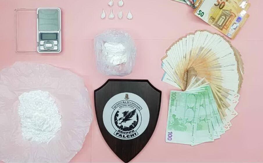 la droga e i soldi sequestrati (foto polizia cagliari)