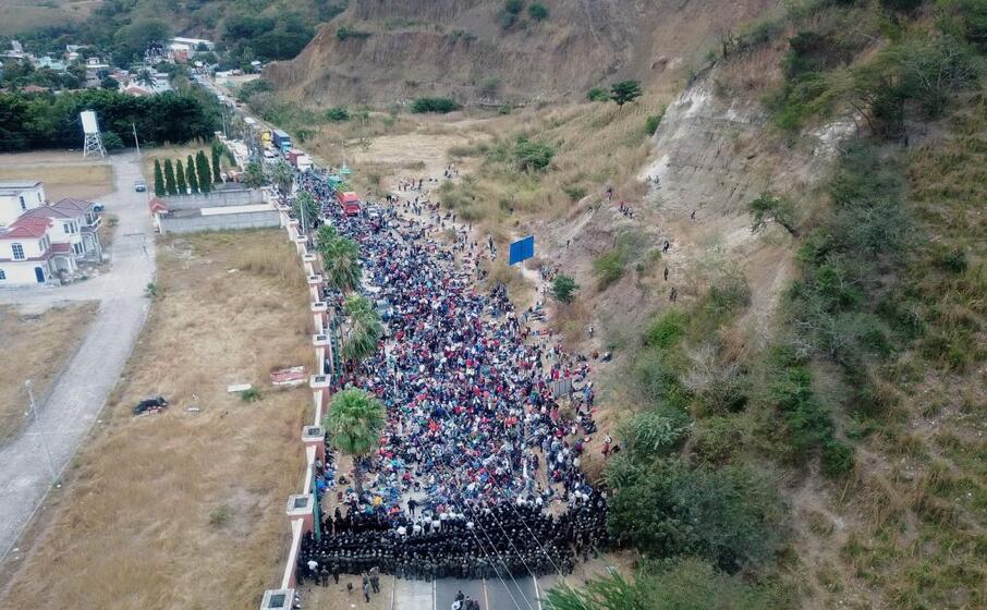 la polizia sbarra la strada alla carovana di migranti in guatemala (ansa)