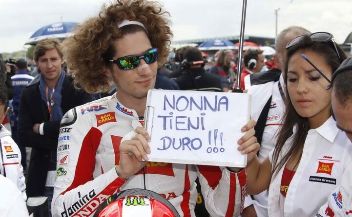 prima di una gara con un cartello dedicato alla nonna