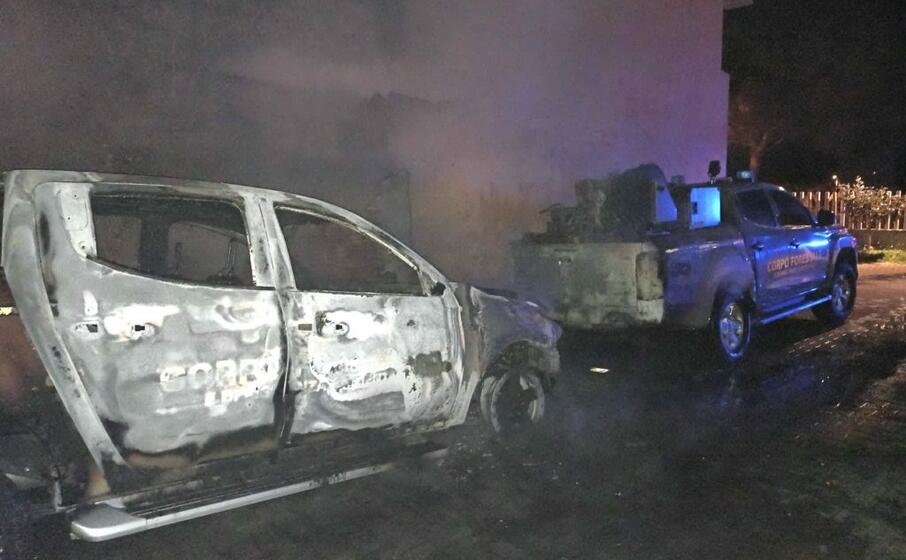 due dei tre pick up andati a fuoco (l unione sarda murru)
