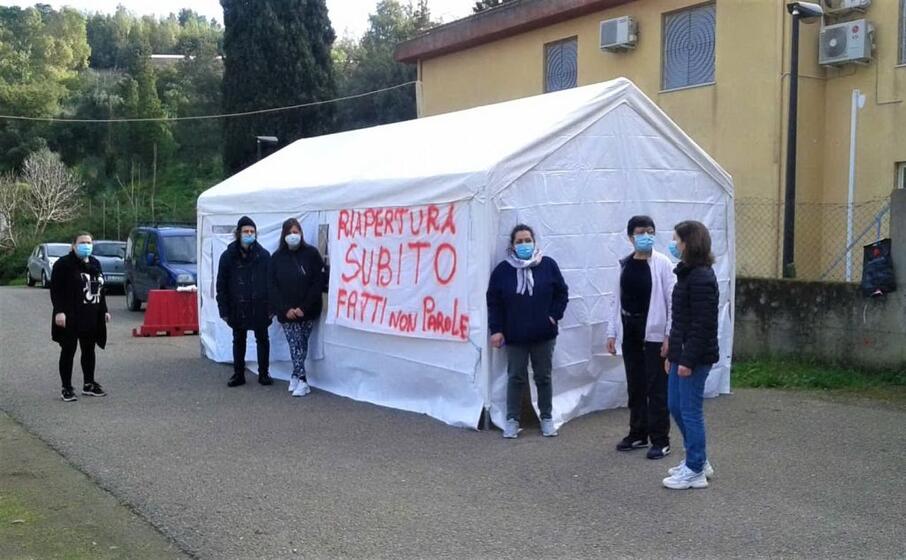 il presidio degli ex lavoratori (l unione sarda matta)