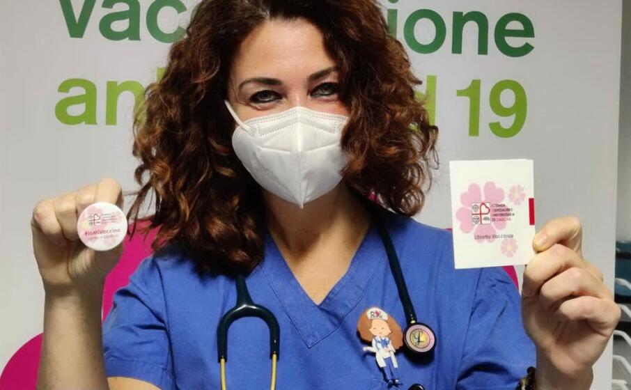 la dr ssa paola neroni con libretto vaccinale e spilla (foto uff stampa policlinico di monserrato)