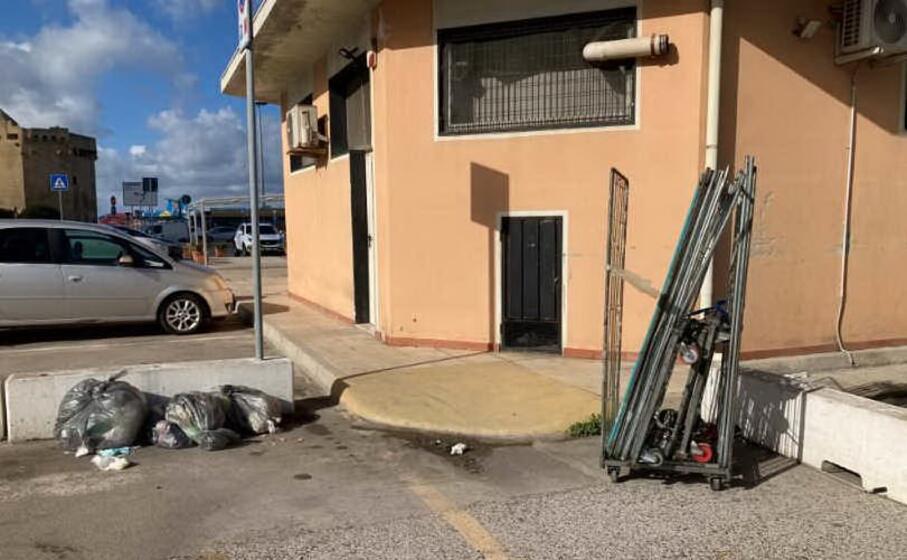 la postazione dei nuovi cassonetti (l unione sarda pala)