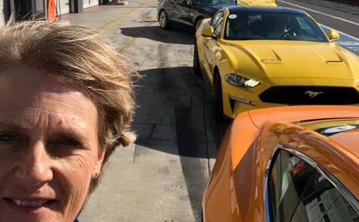 sui social pubblica numerose foto di auto particolari e delle sue gare
