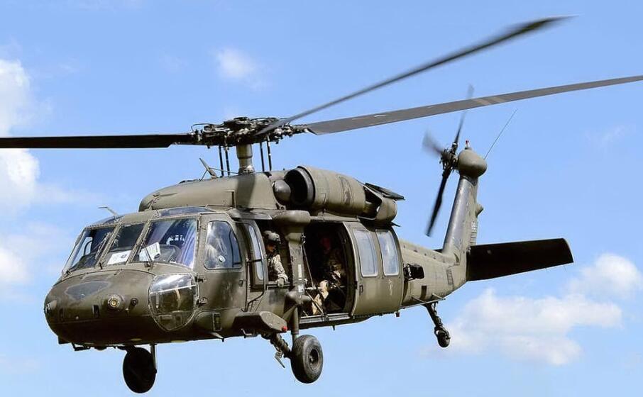 un elicottero uh 60 black hawk (foto wikimedia usarmy)