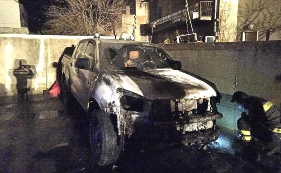 uno dei fuoristrada distrutto dalle fiamme (l unione sarda murru)