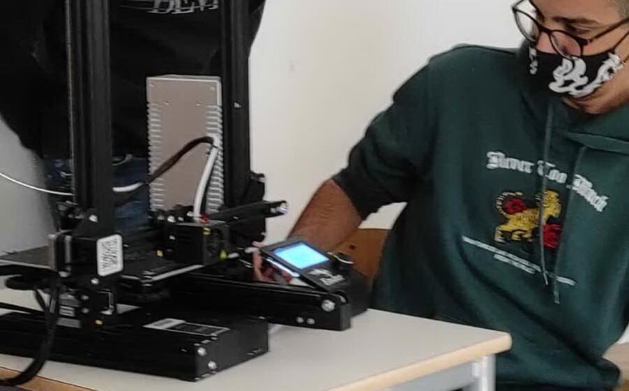 gli studenti al lavoro con la stampante 3d (foto nachira)